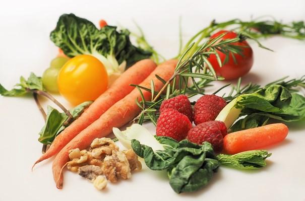 Ausgewogene Ernährung mit Obst und Gemüse
